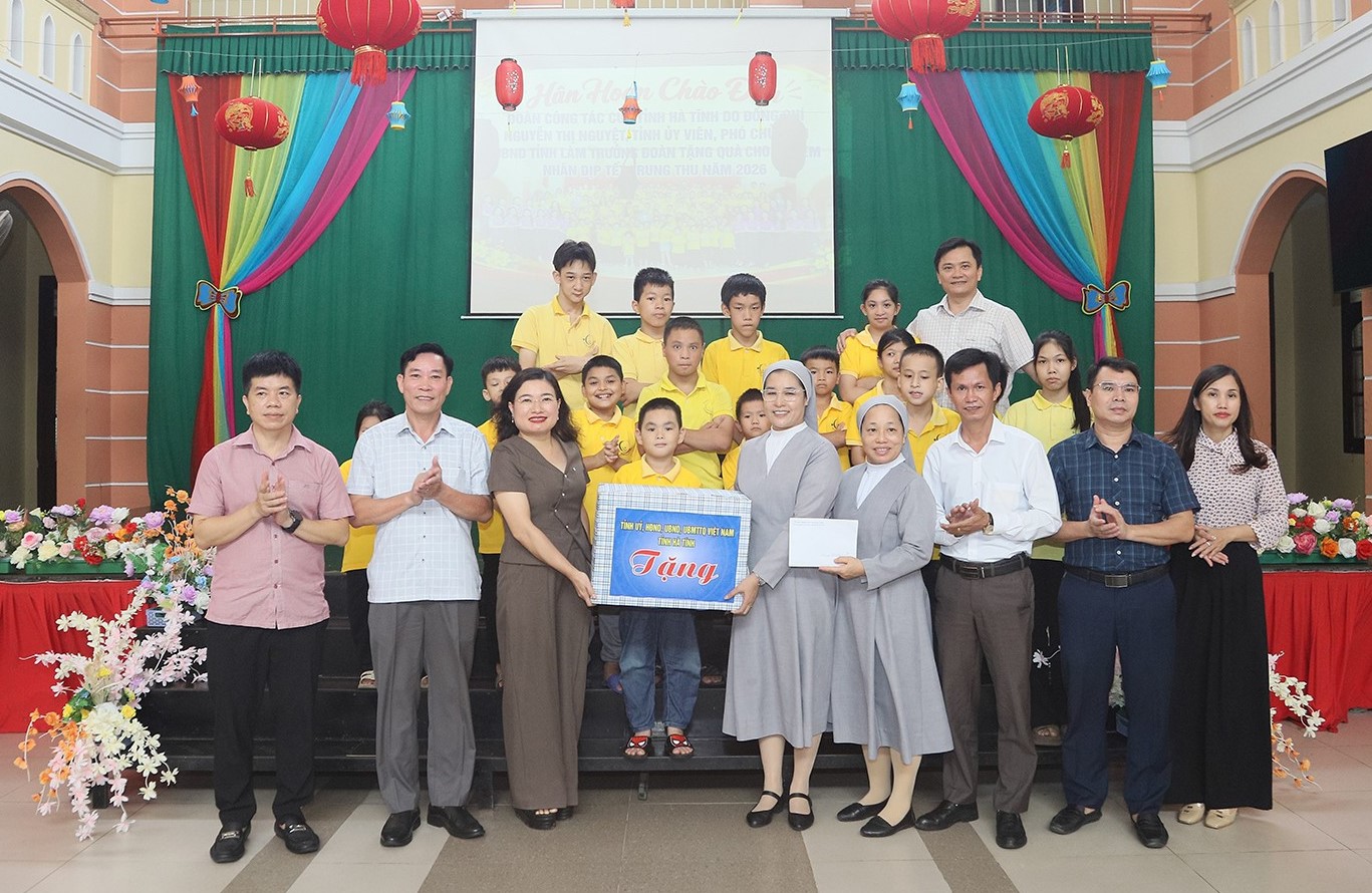 Phó Chủ tịch UBND tỉnh Nguyễn Thị Nguyệt và đoàn công tác trao quà, chúc các em nhỏ tại Trung tâm đón Tết Trung thu vui tươi, ấm áp; đồng thời động viên các em tiếp tục cố gắng trong học tập, rèn luyện và hòa nhập cộng đồng. bqbht_br_y4.jpg