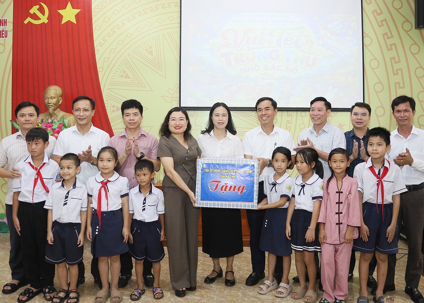Cũng trong sáng nay, Phó Chủ tịch UBND tỉnh Nguyễn Thị Nguyệt cùng đoàn công tác đã đến tặng quà, chúc Tết Trung thu tại Trường Tiểu học Nam Hồng Lĩnh (phân hiệu Đậu Liêu), phường Nam Hồng Lĩnh. bqbht_br_y3.jpg