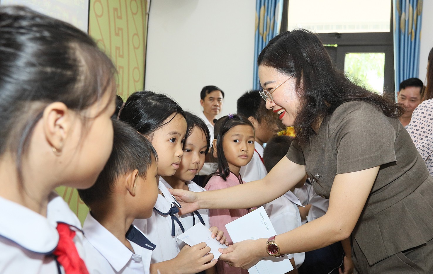 Phó Chủ tịch UBND tỉnh Nguyễn Thị Nguyệt đã trao từng suất quà, ân cần thăm hỏi, động viên các em nhỏ đón Tết Trung thu vui tươi, ấm áp; đồng thời mong muốn các em luôn chăm ngoan, nỗ lực học tập và rèn luyện. bqbht_br_y2.jpg