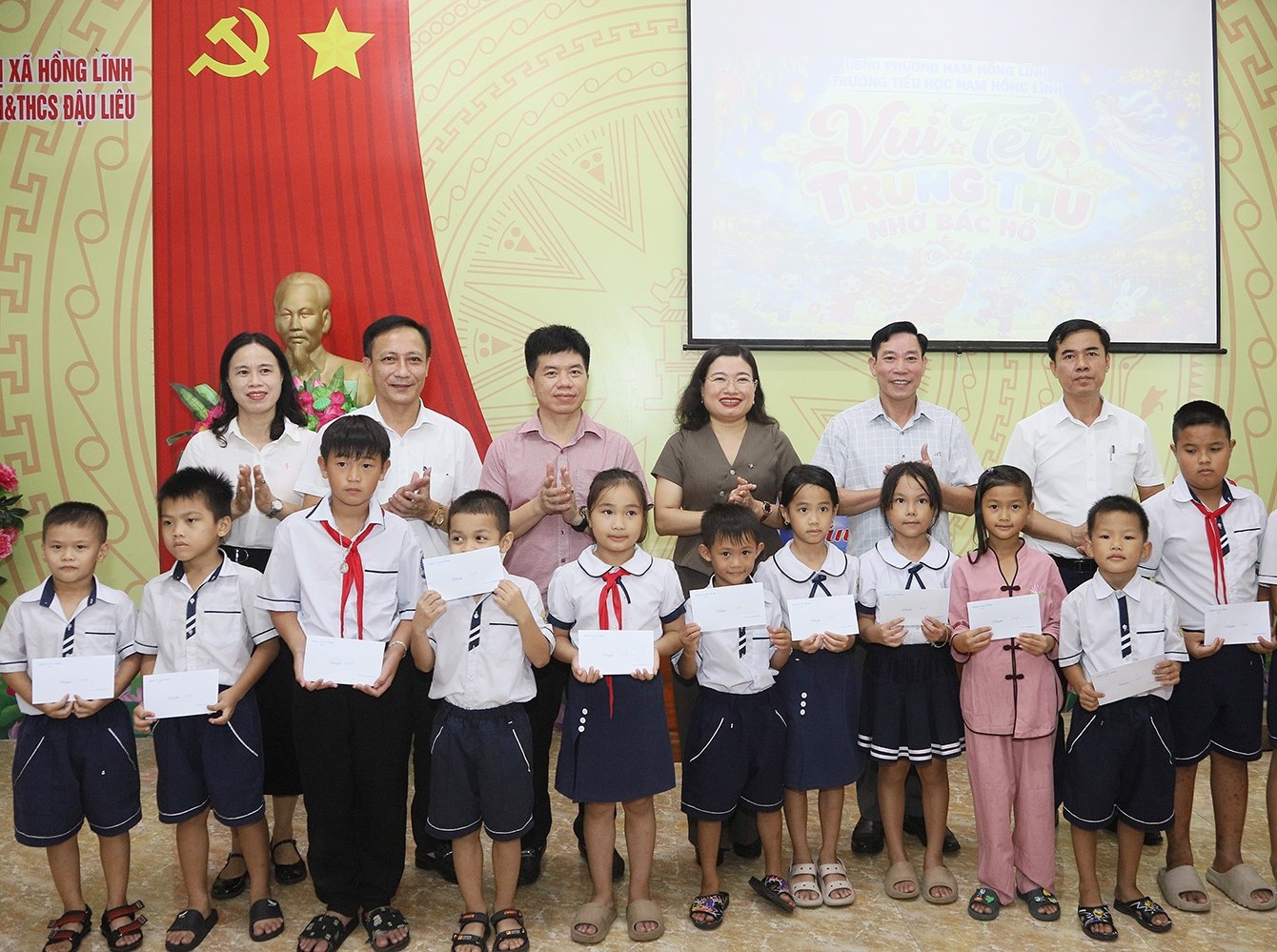 Những món quà thể hiện sự quan tâm, chăm lo của các cấp, ngành đối với trẻ em, nhất là trẻ em hoàn cảnh khó khăn; qua đó góp phần mang đến cho các em một mùa Trung thu vui tươi, đầm ấm và thêm động lực vươn lên trong học tập, cuộc sống. bqbht_br_y1.jpg