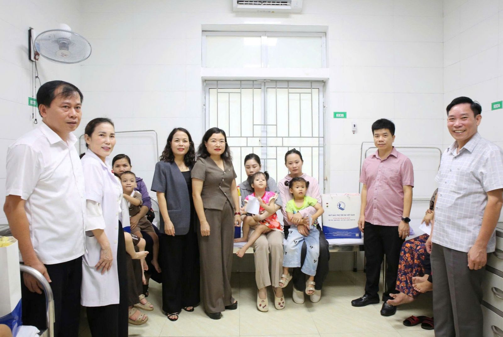 Phó Chủ tịch UBND tỉnh Nguyễn Thị Nguyệt gửi lời chúc các em đón Tết Trung thu vui tươi, ấm áp và động viên các em nhỏ cố gắng điều trị, sớm ổn định sức khỏe để trở lại học tập và sinh hoạt. x5.jpg