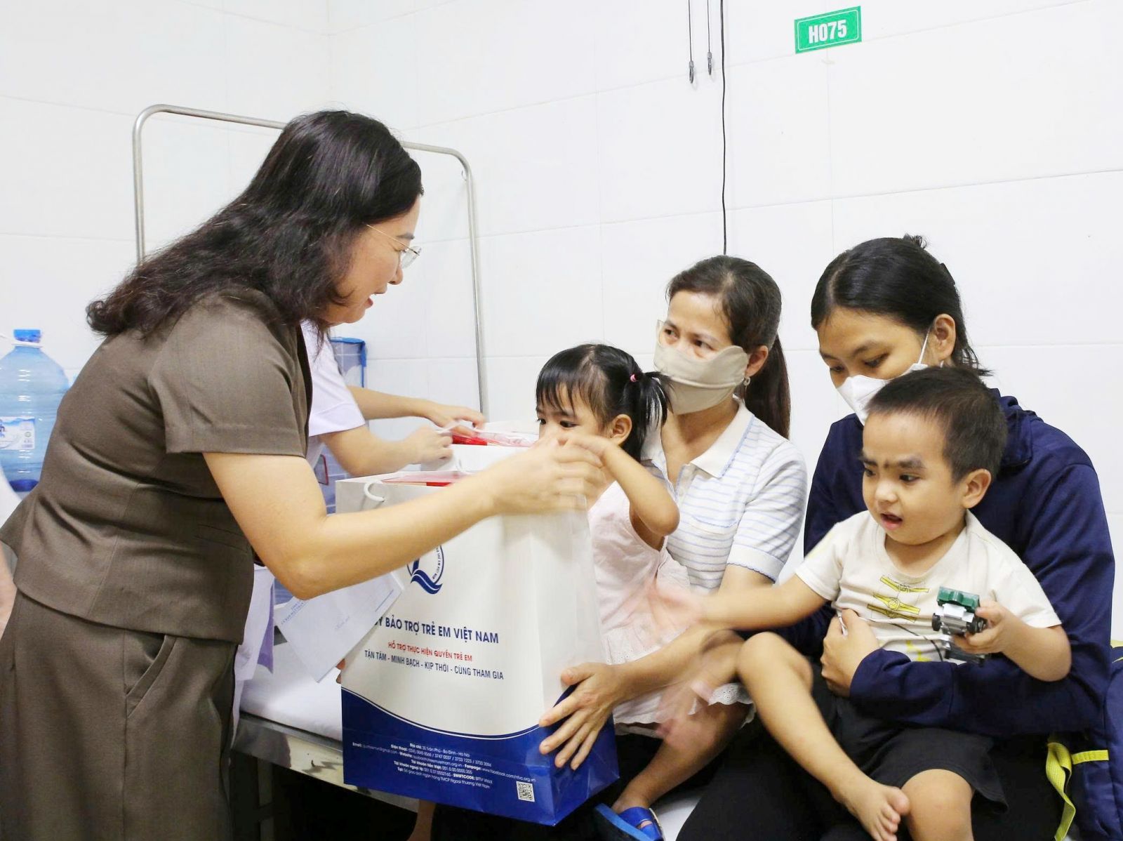 Tại Bệnh viện Phục hồi chức năng tỉnh, Phó Chủ tịch UBND tỉnh Nguyễn Thị Nguyệt cùng đoàn công tác đã trao 20 suất quà, gồm bánh kẹo, sữa và tiền mặt trị giá 500.000 đồng/suất, cho các em nhỏ có hoàn cảnh khó khăn đang điều trị tại đây. x7.jpg
