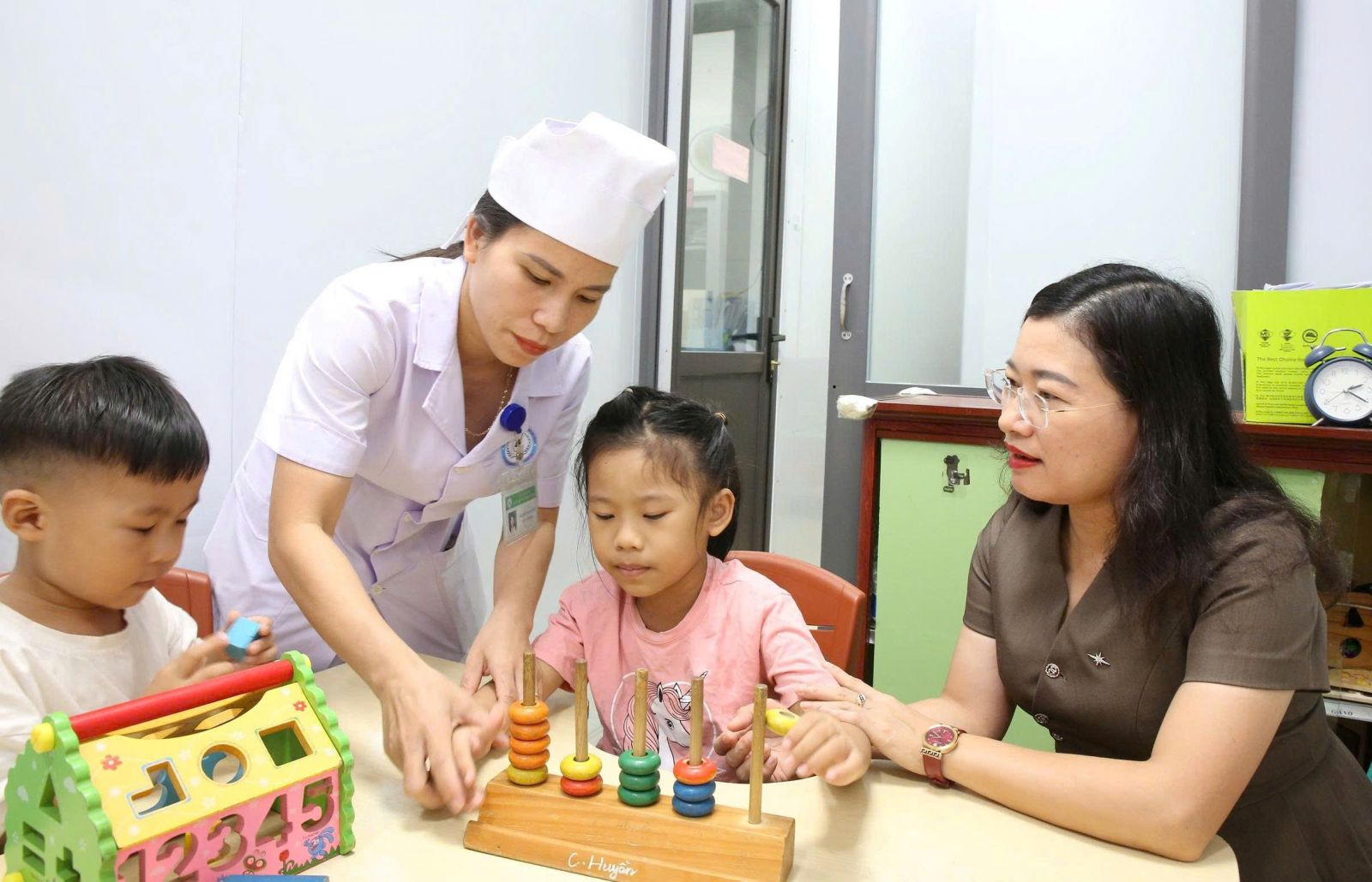 Dịp này, Phó Chủ tịch UBND tỉnh Nguyễn Thị Nguyệt cùng các thành viên trong đoàn cũng đã trực tiếp đến thăm các phòng điều trị đặc biệt tại Bệnh viện Phục hồi chức năng tỉnh. Đồng chí mong muốn cán bộ, y bác sĩ tại đây tiếp tục nỗ lực, tạo điều kiện tốt nhất trong công tác chăm sóc, điều trị. x4.jpg