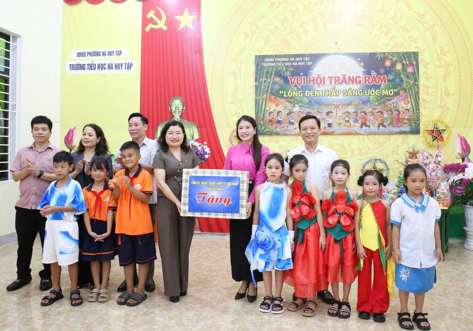 Tại Trường Tiểu học Hà Huy Tập, các thành viên trong đoàn công tác đã cùng chung vui Ngày hội trăng rằm “Lồng đèn thắp sáng ước mơ” với các em học sinh. Tại đây, Phó Chủ tịch UBND tỉnh Nguyễn Thị Nguyệt trao quà, chúc mừng các em nhân dịp Tết Trung thu, mong các em đón mùa trăng vui tươi, ấm áp, luôn chăm ngoan, nỗ lực học tập và rèn luyện, trở thành những học sinh tốt. Tại Trường Tiểu học Hà Huy Tập, các thành viên trong đoàn công tác đã cùng chung vui Ngày hội trăng rằm “Lồng đèn thắp sáng ước mơ” với các em học sinh. Tại đây, Phó Chủ tịch UBND tỉnh Nguyễn Thị Nguyệt trao quà, chúc mừng các em nhân dịp Tết Trung thu, mong các em đón mùa trăng vui tươi, ấm áp, luôn chăm ngoan, nỗ lực học tập và rèn luyện, trở thành những học sinh tốt.