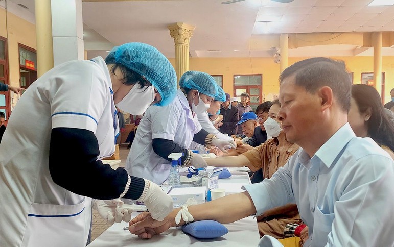 Gần 1.200 cán bộ được khám sức khỏe định kỳ. bqbht_br_20251210-073429.jpg