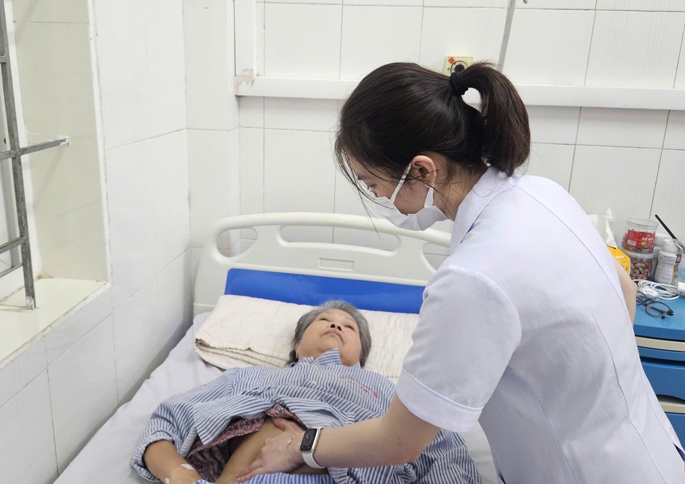 Bác sĩ Khoa Tim mạch kiểm tra sức khỏe bệnh nhân Nguyễn Thị Hòa. bqbht_br_1789207799421-1481798259994452659-1417485907968122504-3de7f93d3660380290021b49813f5653a.jpg
