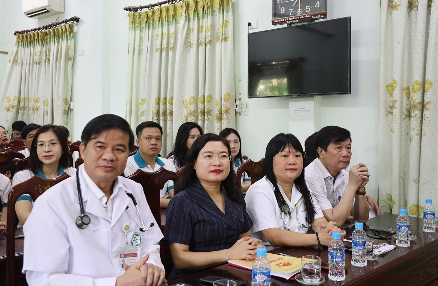 Phó Chủ tịch UBND tỉnh Nguyễn Thị Nguyệt và lãnh đạo Bệnh viện Bạch Mai, Sở Y tế Hà Tĩnh tham dự chương trình. bqbht_br_img-7645a.jpg