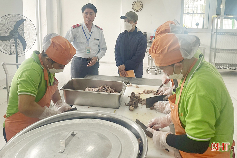 Tăng cường quản lý an toàn thực phẩm tại bếp ăn tập thể ở Hà Tĩnh