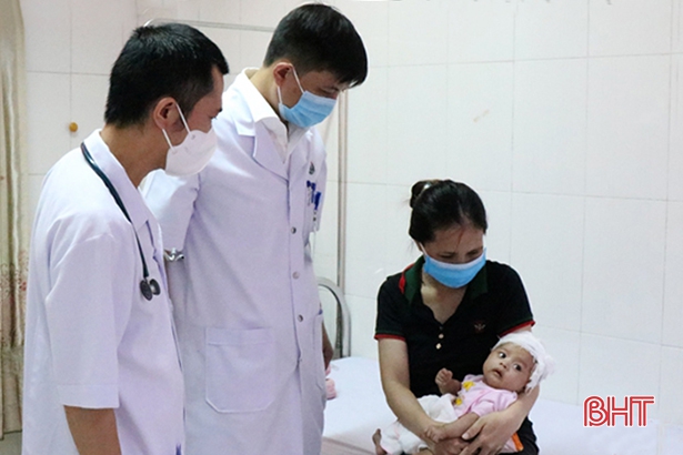 3 lần hội chẩn toàn viện, BVĐK tỉnh Hà Tĩnh cứu sống bệnh nhi 6 tuần tuổi bị xuất huyết não nặng