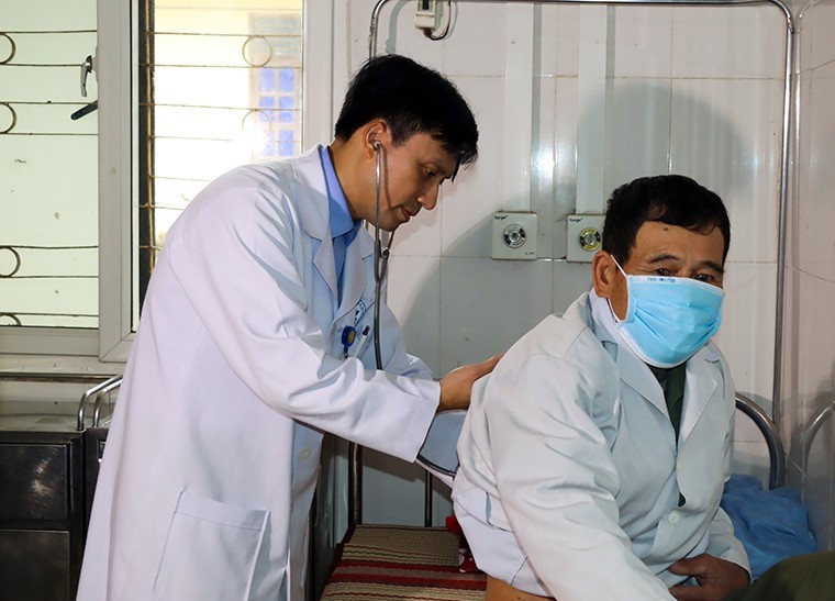 Bác sỹ Đoàn Huy Nhiệm thăm khám cho bệnh nhân.
