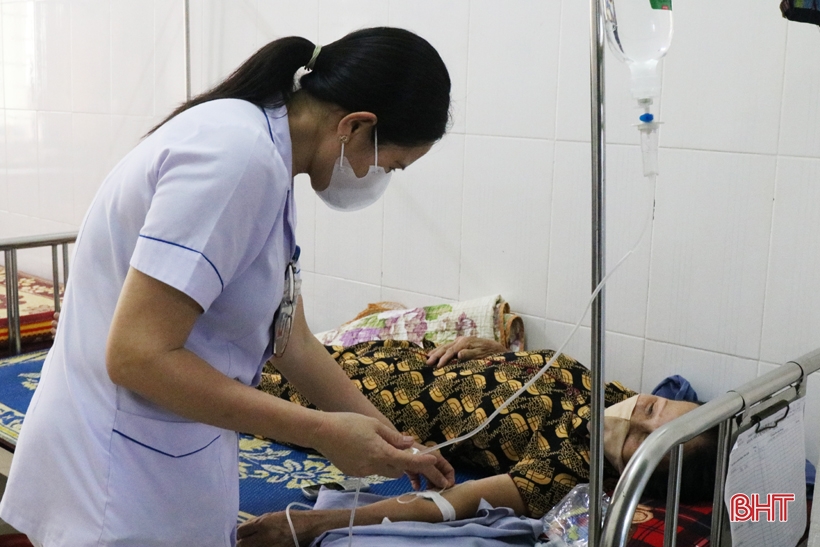 Hà Tĩnh: Nắng nóng khiến người già, trẻ nhỏ vào viện tăng cao