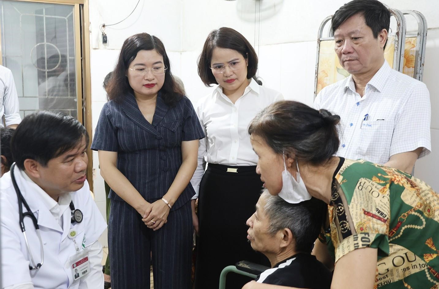 Người dân 3 xã Đức Thọ, Tứ Mỹ, Hương Sơn được các y bác sĩ Bệnh viện Bạch Mai khám sức khỏe, cấp phát thuốc miễn phí. bqbht_br_img-7808a.jpg
