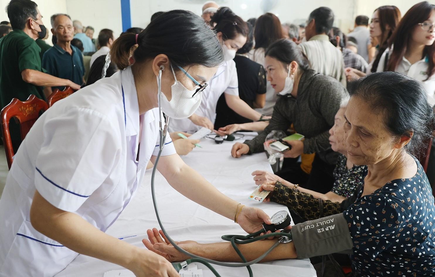 Người dân được kiểm tra huyết áp. bqbht_br_img-7827a.jpg