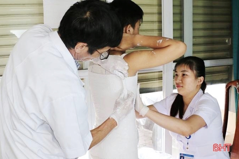 Bác sỹ Hà Tĩnh cảnh báo tật cong vẹo cột sống ở học sinh