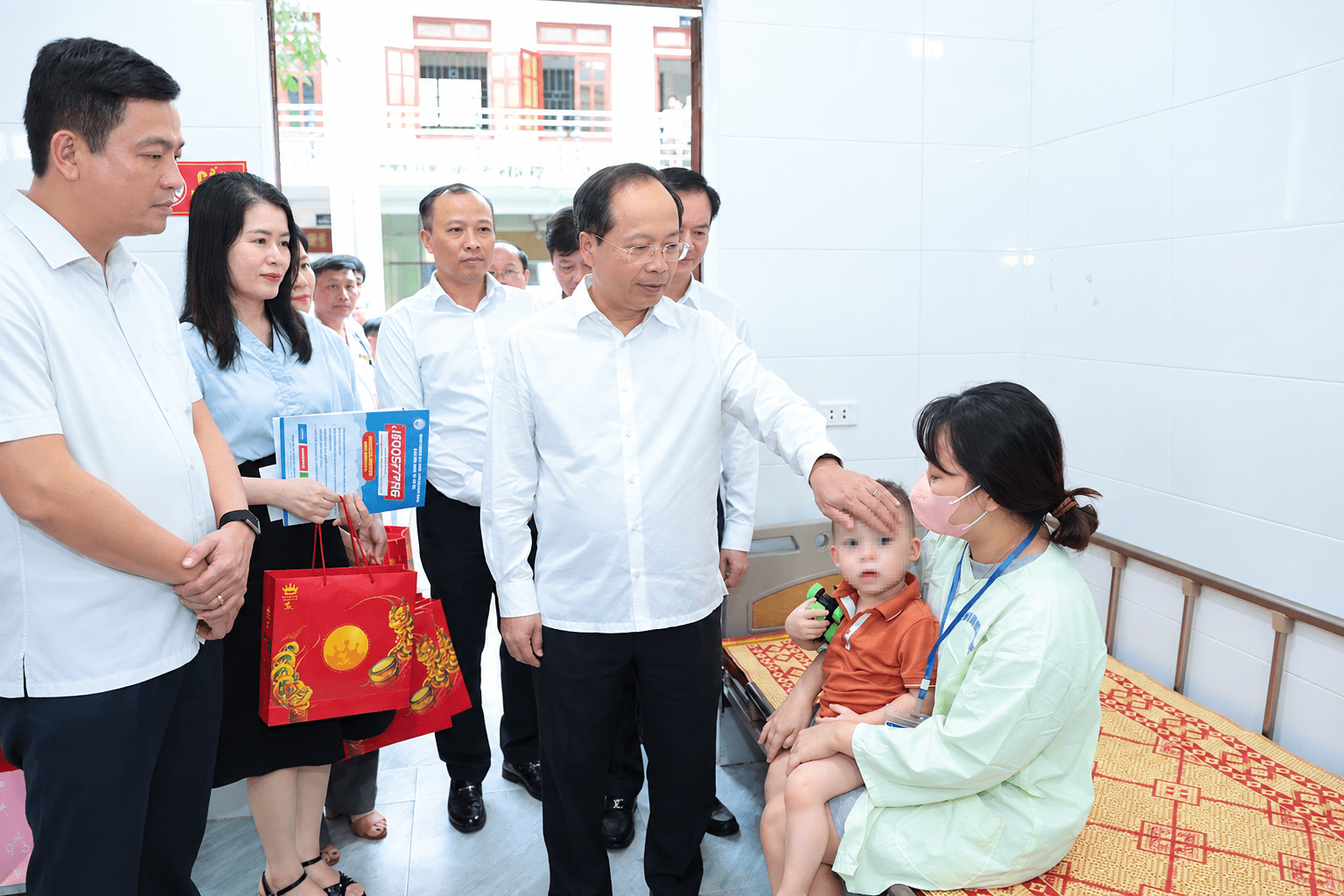 Bí thư Tỉnh ủy ân cần thăm hỏi tình hình sức khỏe, điều kiện điều trị của các em nhỏ; đồng thời gửi lời chúc các cháu đón Tết Trung thu vui tươi, ấm áp, sớm hồi phục sức khỏe. 14.jpg