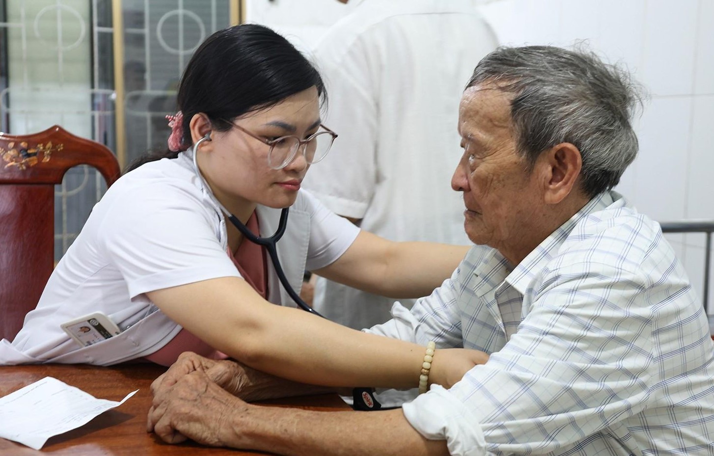 Bác sĩ thăm khám các bệnh lý thông thường. bqbht_br_img-7815a.jpg