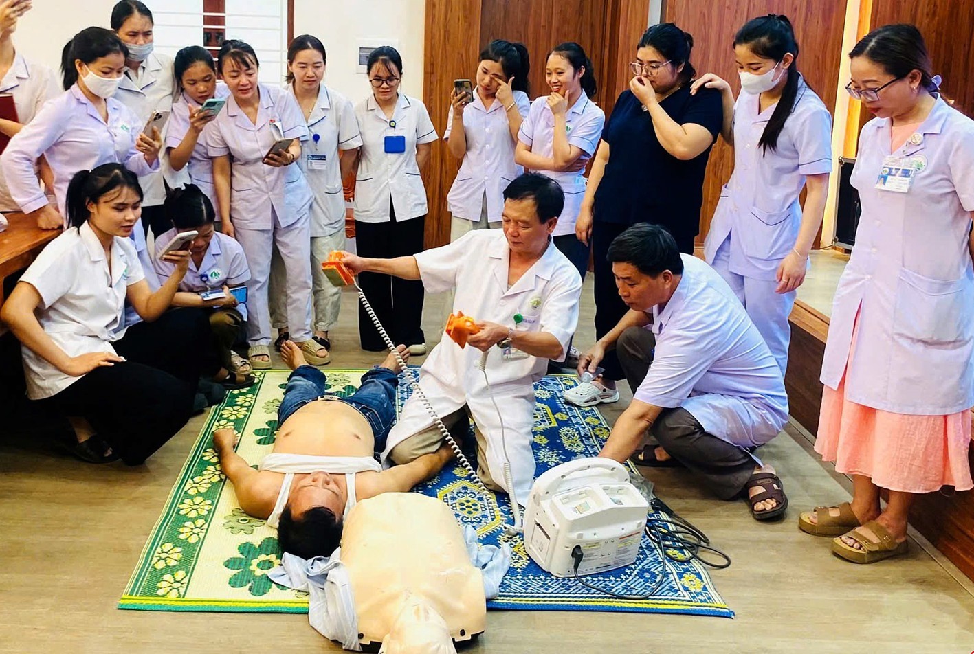 Trung tâm Y tế Can Lộc tổ chức trang bị kỹ năng cấp cứu ngoại viện cho cán bộ, nhân viên. bqbht_br_5a.jpg