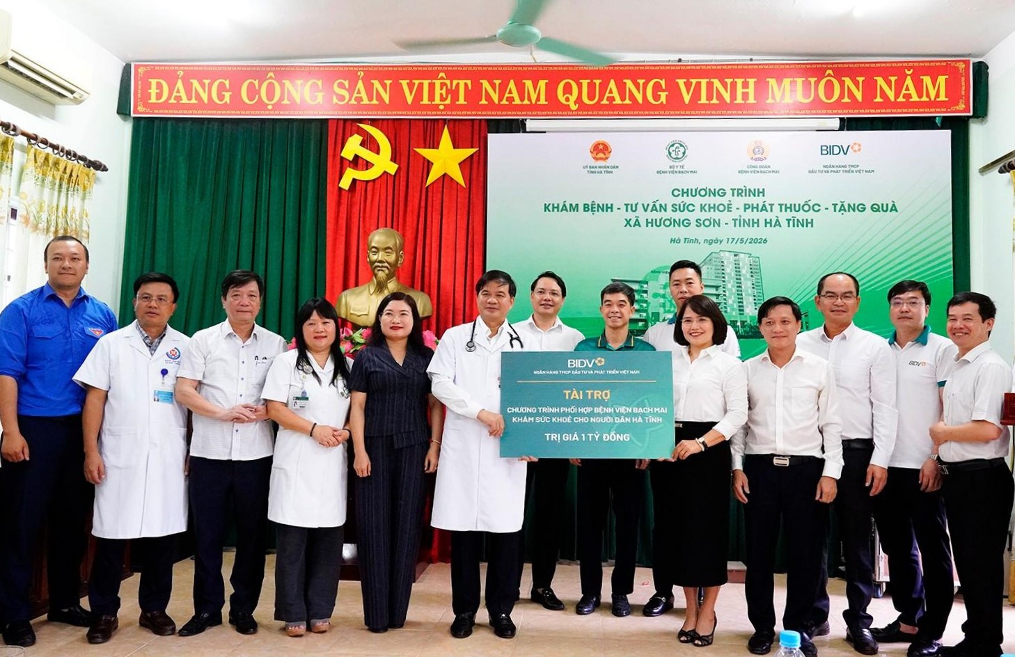 Ngân hàng BIDV trao tặng gói an sinh xã hội trị giá 1 tỷ đồng cho Bệnh viện Bạch Mai để hỗ trợ các hoạt động chăm sóc sức khỏe và an sinh cho người dân địa phương. bqbht_br_aa.jpg