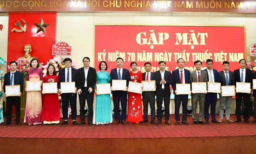 Bác sỹ Đoàn Huy Nhiệm là 1 trong số 15 y, bác sỹ của Trung tâm Y tế huyện Đức Thọ được UBND huyện vinh danh nhân ngày Thầy thuốc Việt Nam 27/2/2025