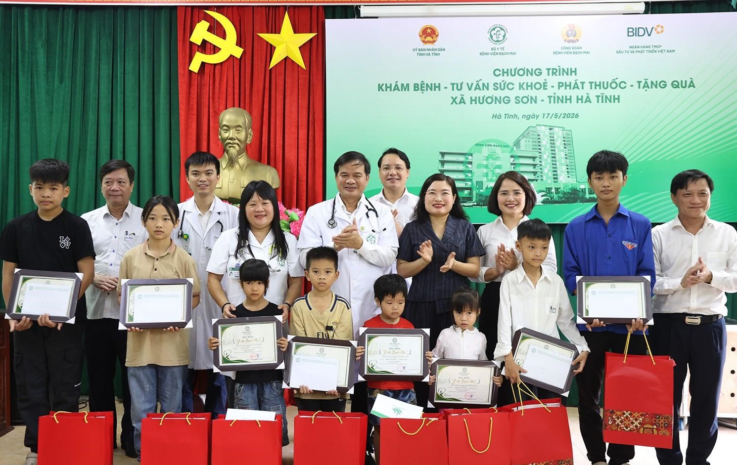 Bệnh viện Bạch Mai trao tặng 9 suất học bổng cho các em học sinh có hoàn cảnh khó khăn. bqbht_br_img-7766a.jpg