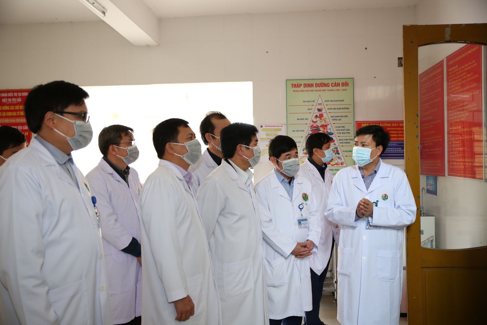 Giám đốc Sở Y tế Lê Ngọc Châu kiểm tra công tác sẵn sàng điều trị Covid-19 tại khoa Bệnh Nhiệt đới-BVĐK tỉnh