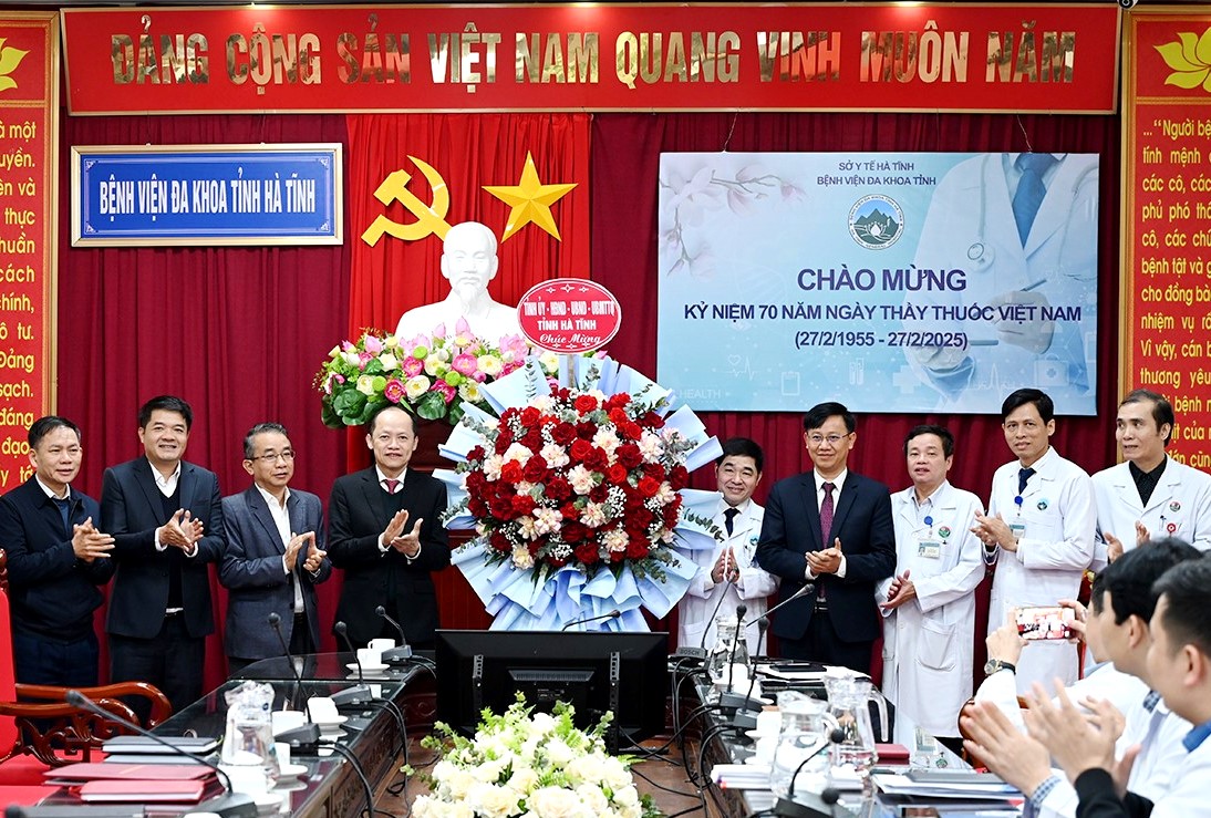 Phó Chủ tịch Thường trực UBND tỉnh Nguyễn Hồng Lĩnh và đoàn công tác chúc mừng Bệnh viện Đa khoa tỉnh.