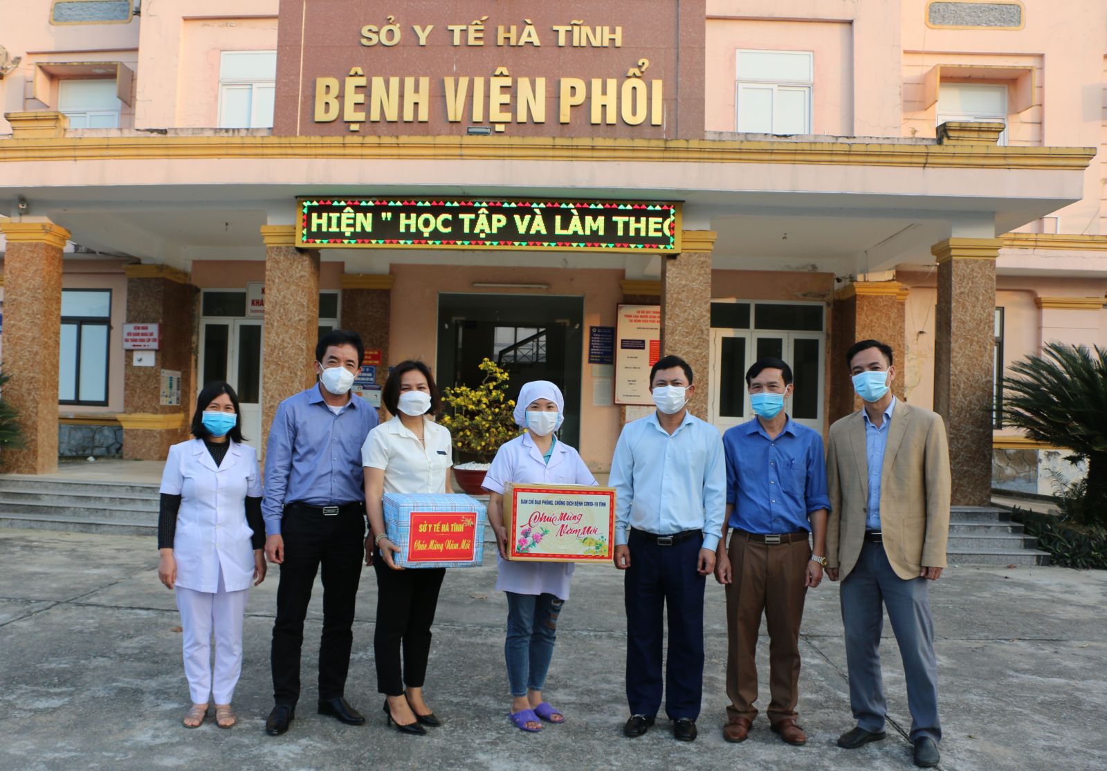 Phó Chủ tịch UBND tỉnh Lê Ngọc Châu chúc tết, tặng quà các cơ sở y tế