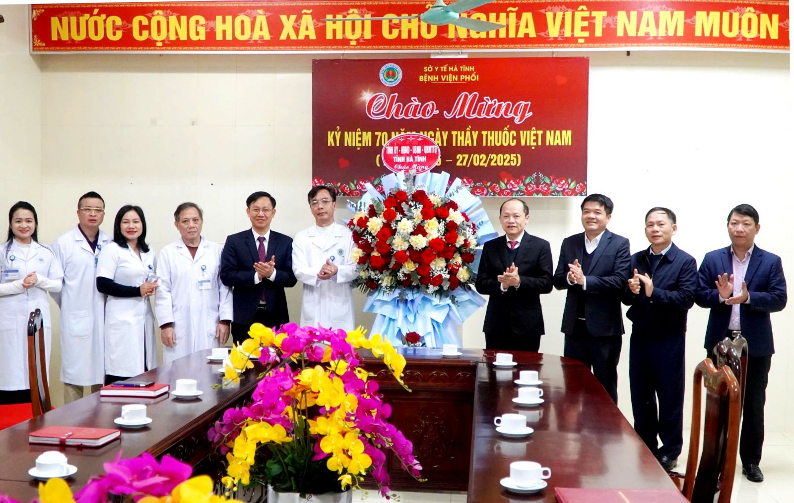 Đoàn đến chúc mừng Bệnh viện phổi Hà Tĩnh.