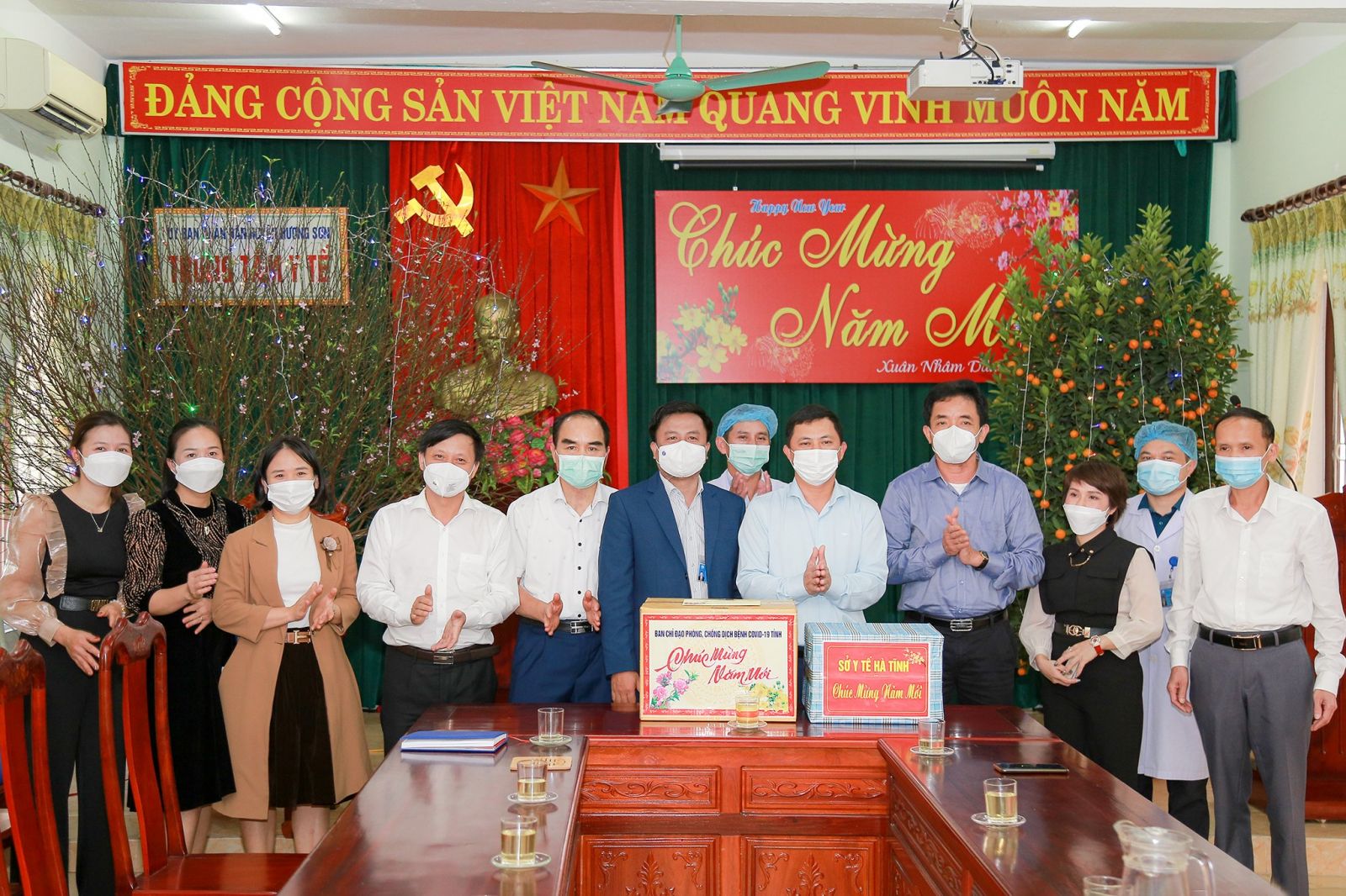 Phó Chủ tịch UBND tỉnh Lê Ngọc Châu chúc tết, tặng quà các cơ sở y tế