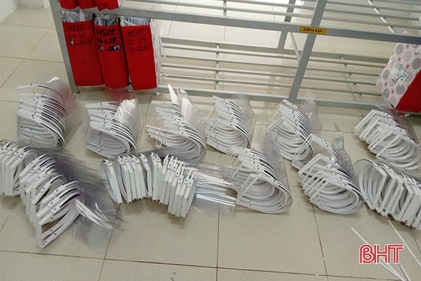 Bệnh viện ở Hà Tĩnh làm kính chắn giọt bắn phòng tránh lây nhiễm chéo SARS-CoV-2