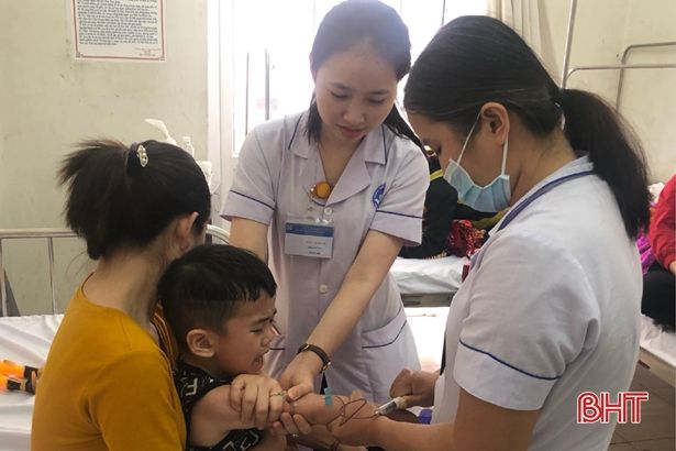 Thời tiết “đỏng đảnh”, bệnh hô hấp trẻ em khiến khoa nhi các bệnh viện ở Hà Tĩnh quá tải