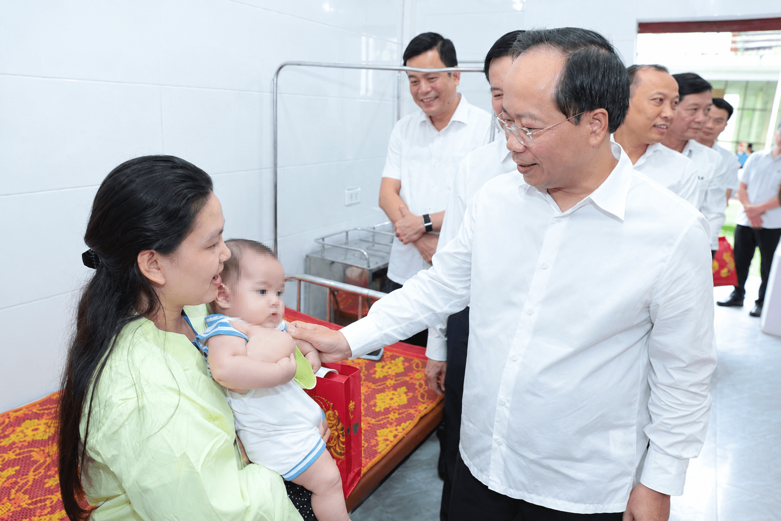 Bí thư Tỉnh ủy cũng thăm hỏi, động viên các phụ huynh có con đang điều trị tại bệnh viện, chia sẻ với những khó khăn trong quá trình chăm sóc con em; mong muốn các gia đình yên tâm, phối hợp chặt chẽ với đội ngũ y, bác sĩ trong quá trình điều trị cho con em. 11.jpg