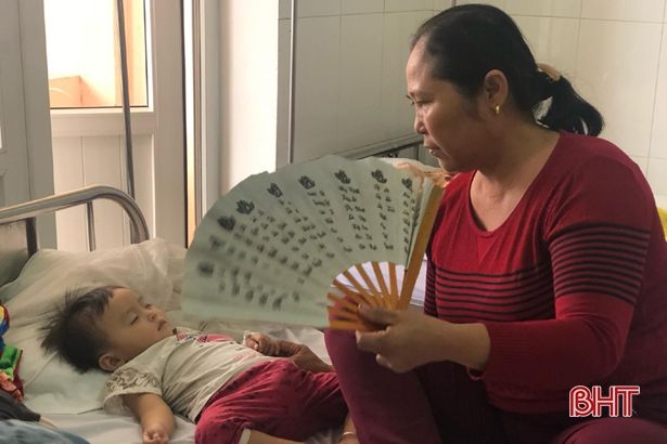 Thời tiết “đỏng đảnh”, bệnh hô hấp trẻ em khiến khoa nhi các bệnh viện ở Hà Tĩnh quá tải