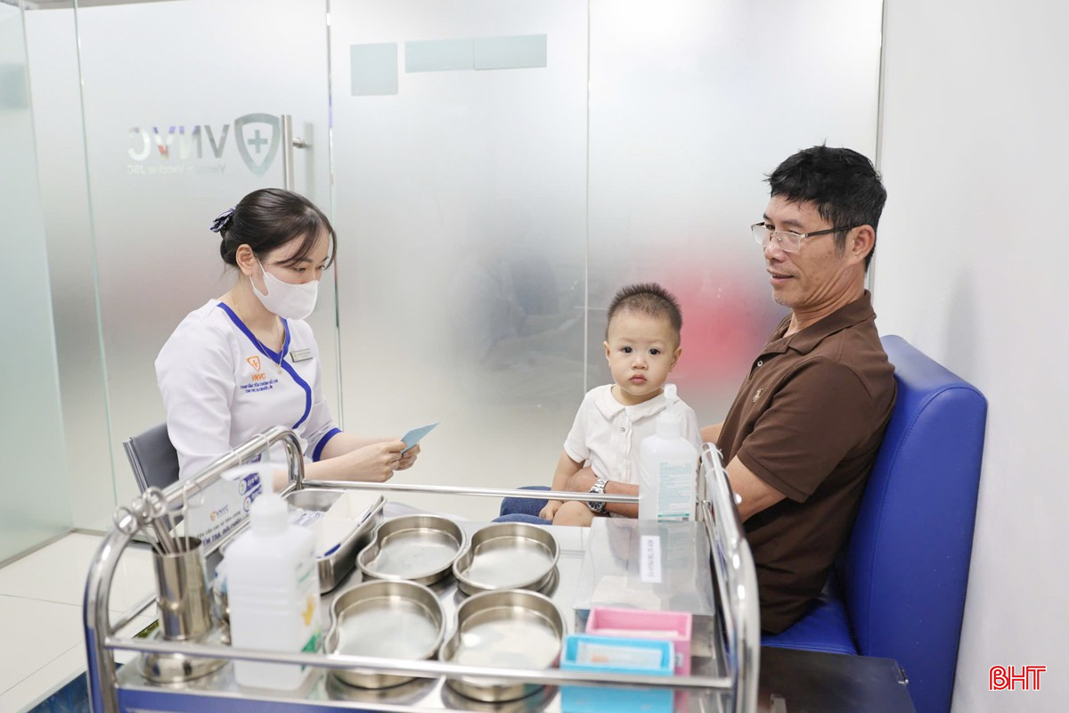 Tiêm vắc-xin là giải pháp hữu hiệu nhất để phòng bệnh. Trong ảnh: Người dân chủ động đưa trẻ đến Trung tâm Tiêm chủng VNVC Hà Tĩnh tiêm chủng vắc-xin phòng não mô cầu. bqbht_br_tiem-1a.jpg