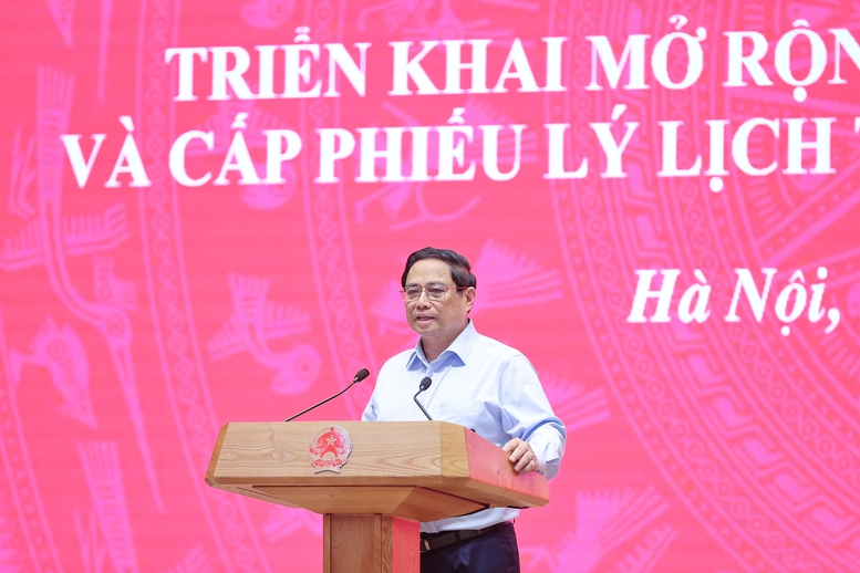 Thủ tướng Phạm Minh Chính phát biểu khai mạc Hội nghị trực tuyến triển khai mở rộng thí điểm sổ sức khỏe điện tử và cấp phiếu lý lịch tư pháp qua VneID trên toàn quốc. Ảnh: VGP/Nhật Bắc.