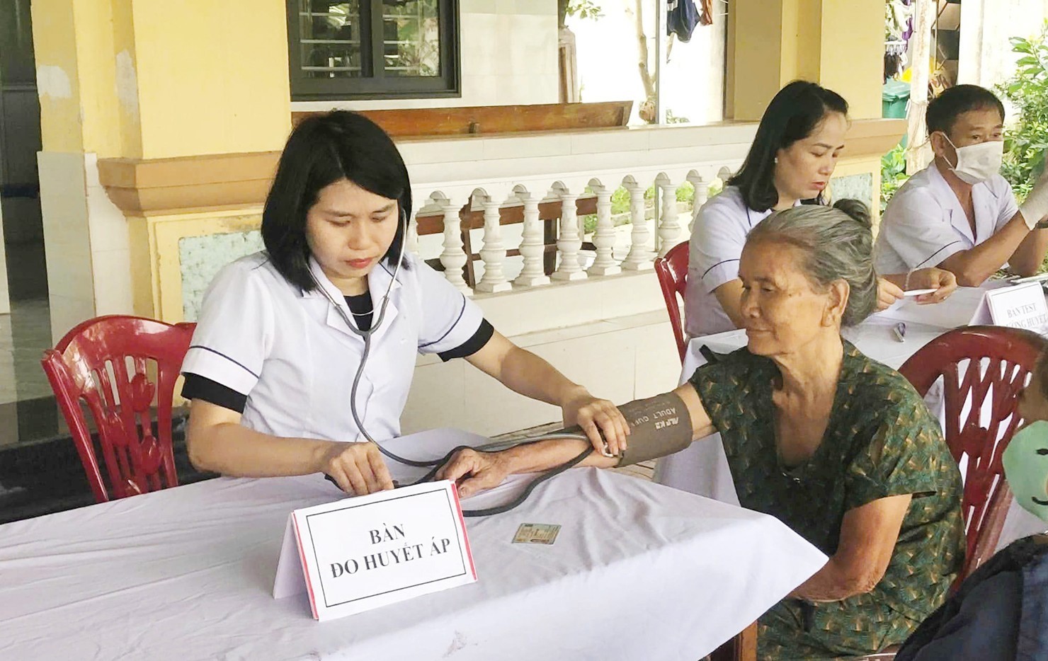 Người dân ngày càng có ý thức trong khám sàng lọc các bệnh lý không lây nhiễm. bqbht_br_y-te-5a.jpg