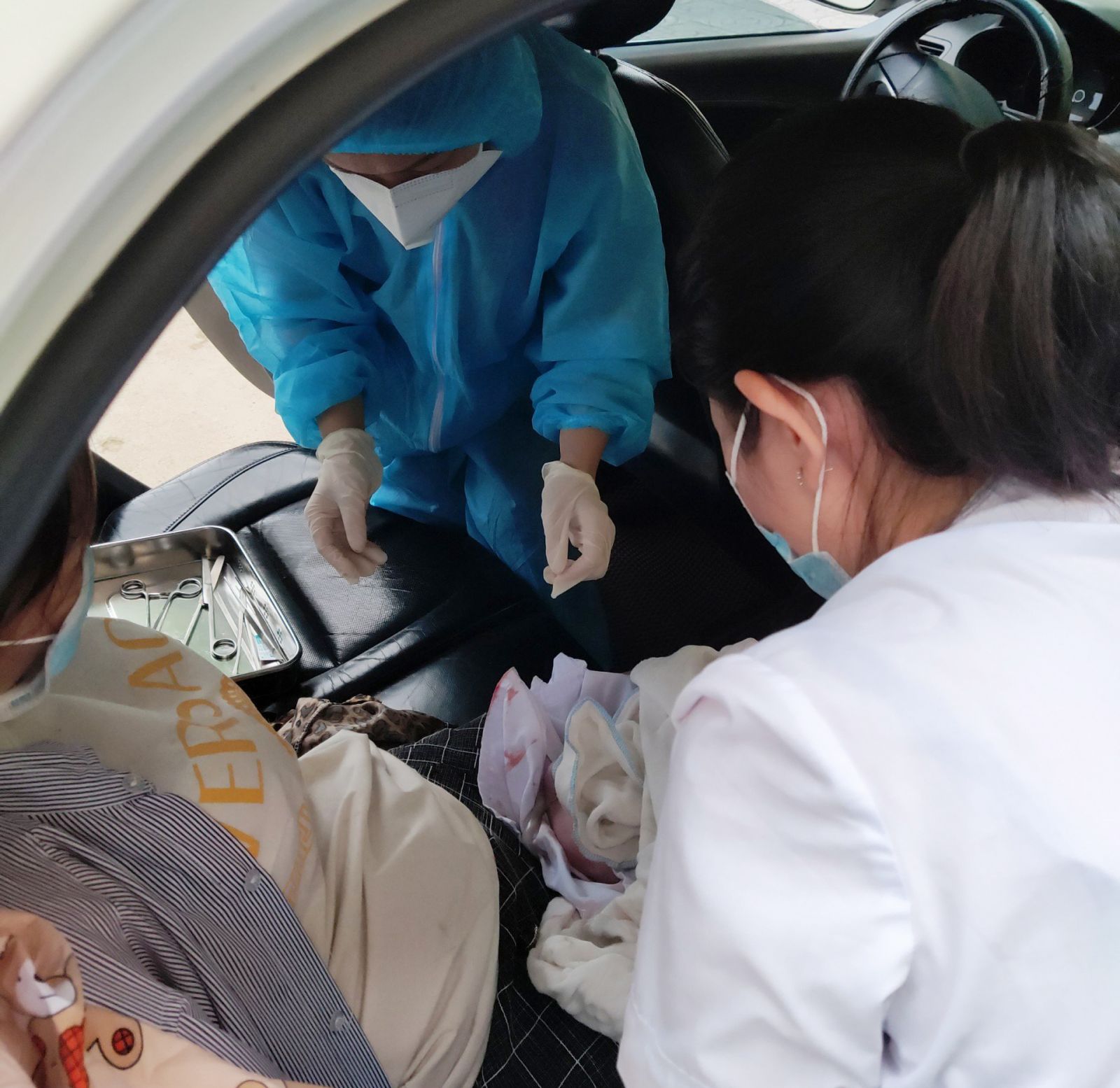 Nữ hộ sinh trực chốt tại BVĐK TP Hà Tĩnh đỡ đẻ cho sản phụ ngay trên xe taxi