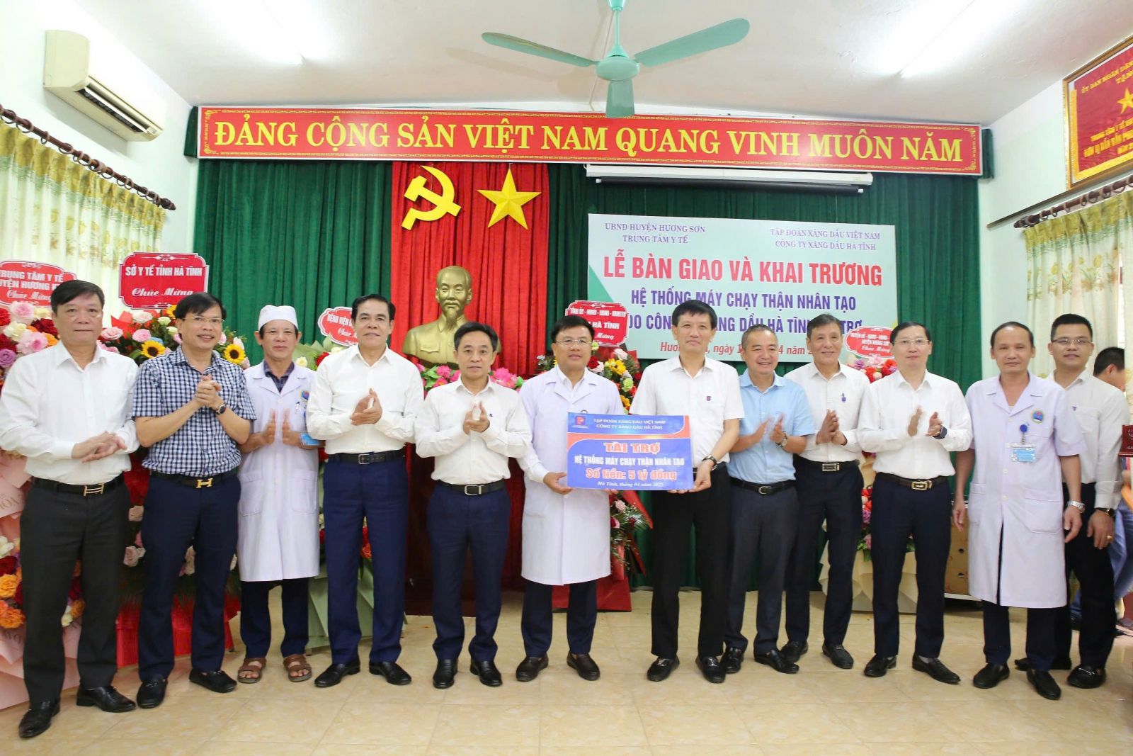 Công ty Xăng dầu Hà Tĩnh trao tặng Trung tâm Y tế Hương Sơn 11 máy chạy thận nhân tạo trị giá 5 tỷ đồng.