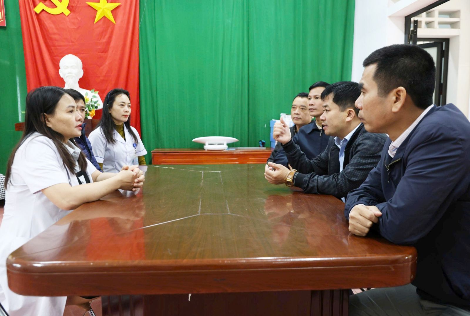 Đoàn công tác giám sát phòng, chống dịch tại Trạm Y tế Tây Sơn. bqbht_br_1a.jpg