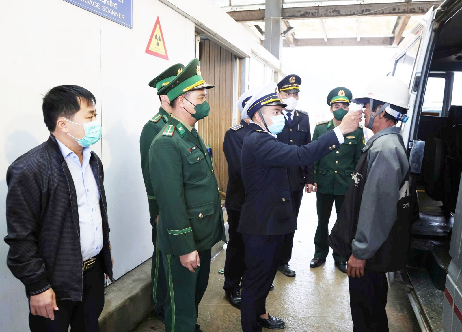 Giám sát chặt chẽ người nhập cảnh vào địa bàn. bqbht_br_2a.jpg