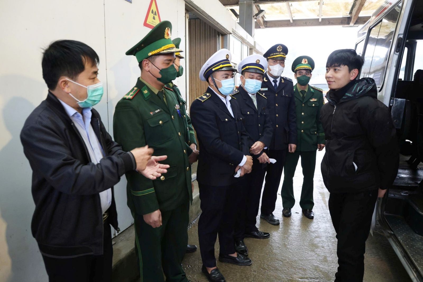 Cán bộ chuyên môn khuyến cáo người dân các giải pháp phòng, chống dịch bệnh. bqbht_br_3a.jpg