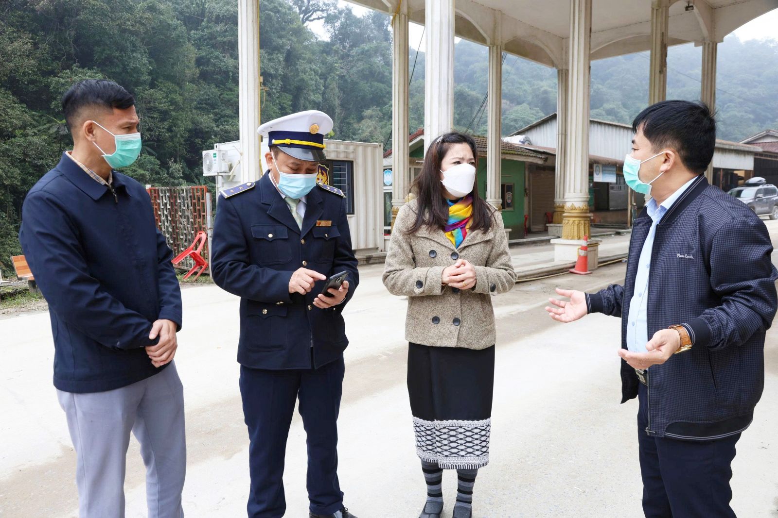 Trao đổi với lực lượng kiểm dịch nước bạn Lào để phối hợp công tác phòng, chống dịch. bqbht_br_4a.jpg