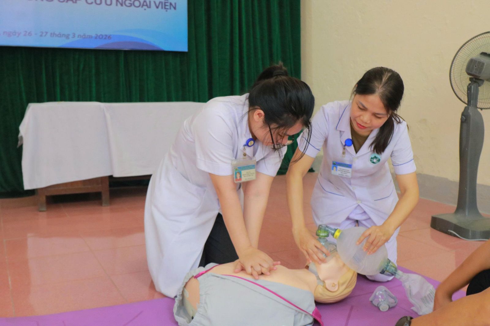 Các ca bệnh cấp cứu nếu không được tiếp cận, xử lý kịp thời ở hiện trường sẽ tiềm ẩn nhiều rủi ro. Trong ảnh: Lãnh đạo phường Sông Trí kiểm tra thực tế tại Khoa Hồi sức cấp cứu, Bệnh viện Đa khoa TX Kỳ Anh trước khi triển khai mô hình cấp cứu ngoại viện. bqbht_br_11a.jpg