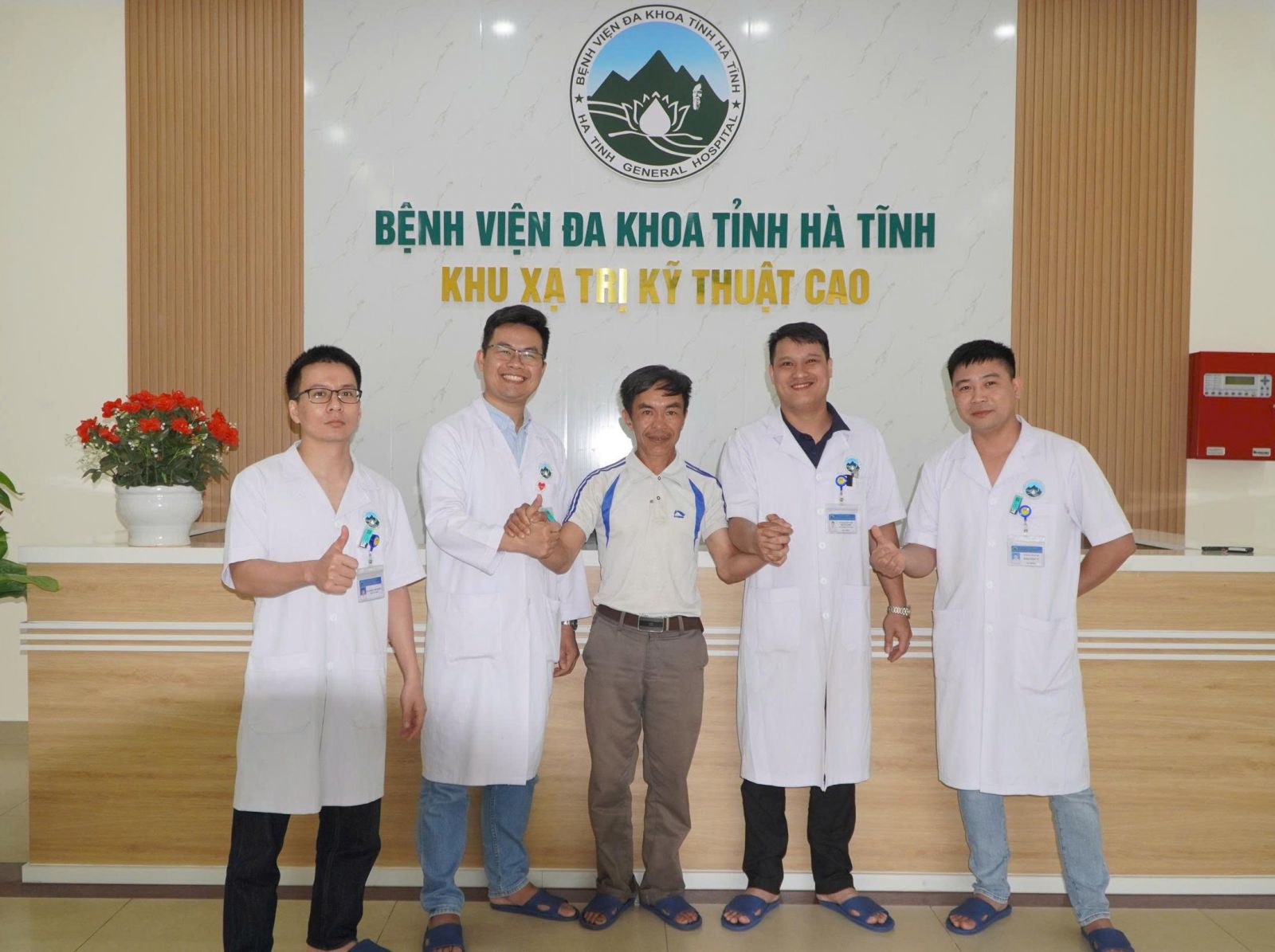 Ông Lê Khắc Thân chụp ảnh với các y, bác sỹ tại Khu xạ trị kỹ thuật cao – BVĐK tỉnh Hà Tĩnh. bqbht_br_6.jpg