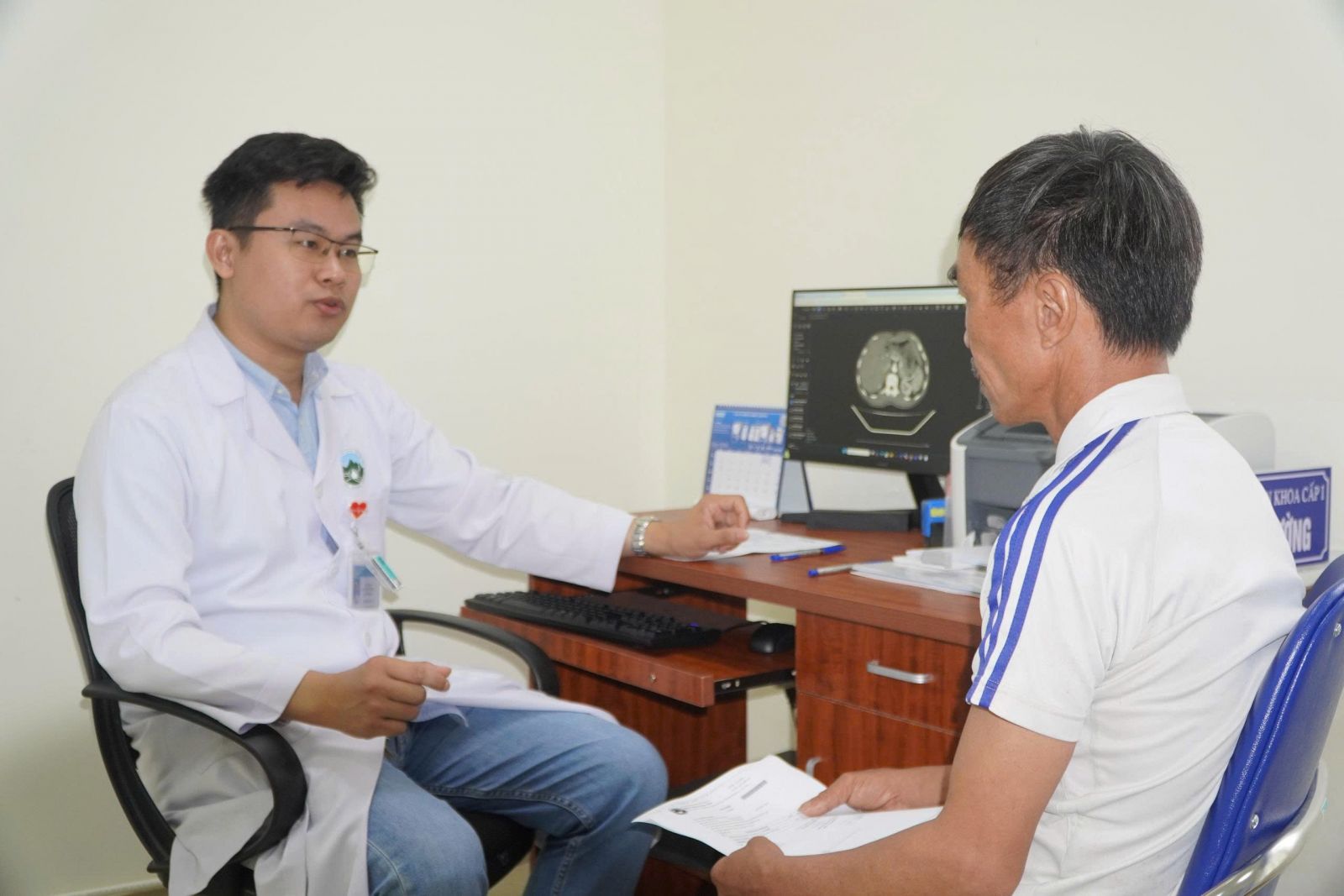 Bác sỹ Lê Văn Cường tư vấn cho bệnh nhân về chế độ dinh dưỡng, nghỉ ngơi sau khi kết thúc điều trị. bqbht_br_5.jpg
