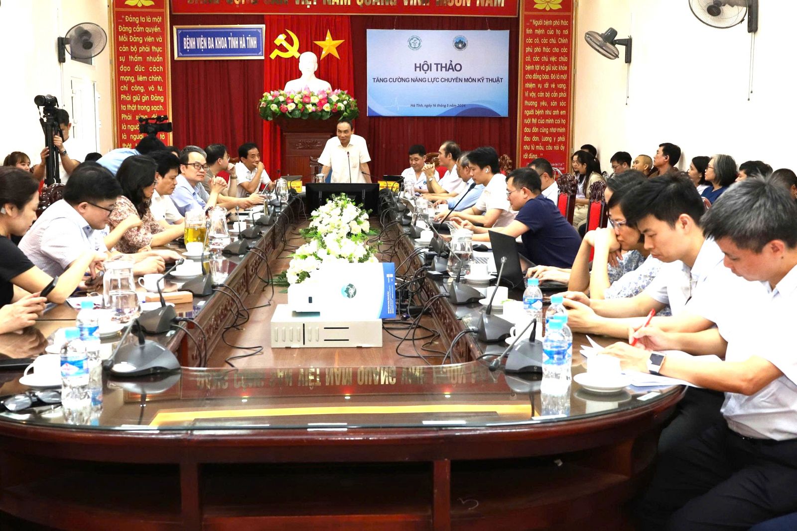 Hội thảo có sự tham gia của lãnh đạo Sở Y tế cùng đông đảo các y bác sĩ 2 bệnh viện. bqbht_br_img-7530b.jpg